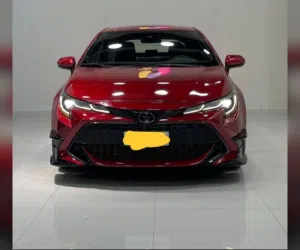 الاسم والطراز : تويوتا كرولاهاتشباك Hatchback 2021 SE : الفئه سبشل ادشن الون الخارجي :أحمر الون ا