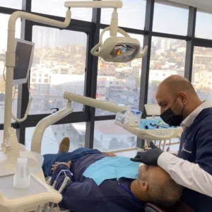 مركز د. أسامة عواد زراعة وتجميل الاسنان 