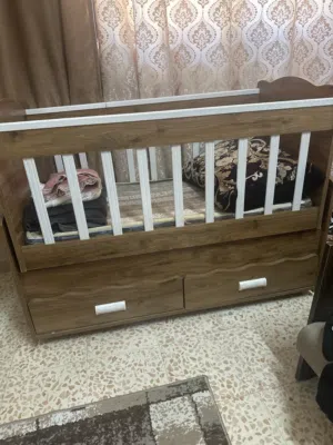 تخت أطفال بحالة الجديد