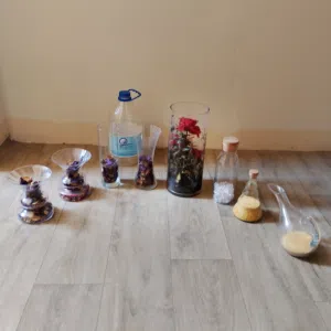 مجموعة زجاجات ديكور متنوعة بحجام مختلفة