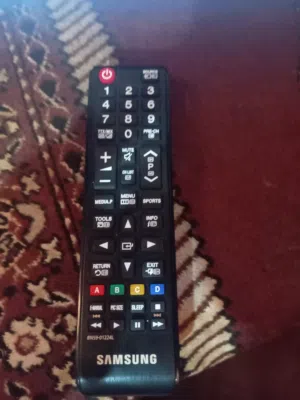 شاشه سامسونج 32 بوصه مع ريموتها الاصلي
