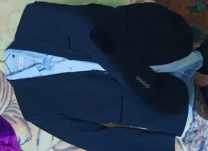 veste bleu marine et chemise bleu ciel