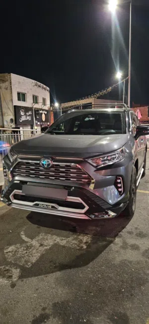 راف فور 2019 رمادي اللون المميز وارد امريكي صيانه المركزيه فحص 3 جيد ضربه في البطانه تأمين شامل