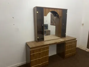 طاوله ومرايه للبيع