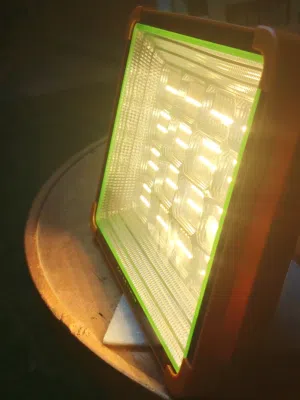 اضاءه متنقله قويه بالطاقة الشمسية