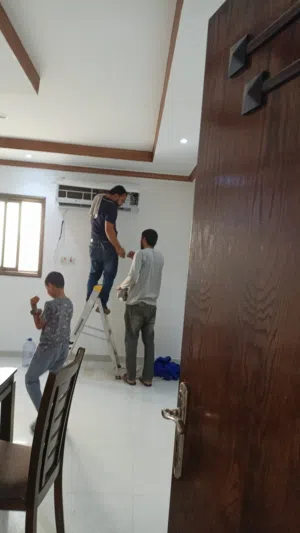 فني صيانة مكيفات خدمة سريعة وأسعار مناسبة في الدمام