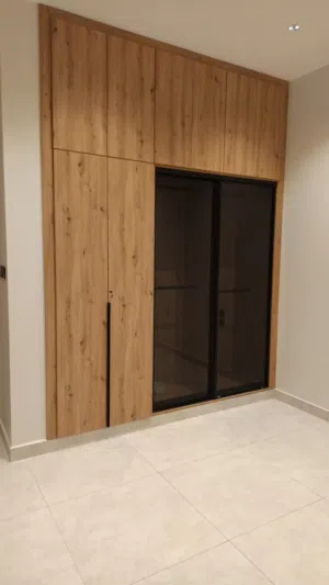 اعمال خشبيه وديكورات وجميع اعمال النجاره ديكورات داخليه وخزائن الملابس وطولات الطعام وغرف الاطفال
