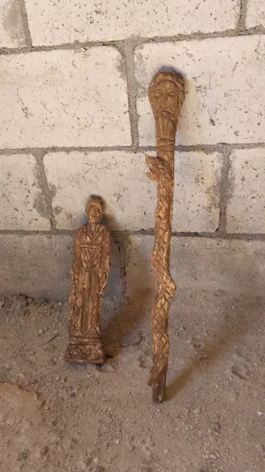 قطعتين حجر مع مجموعه عملات للجادين
