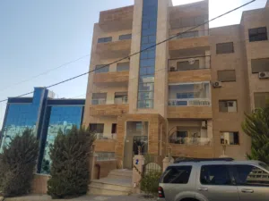 شقة أرضية 133 م خلدا قبال ميداس  عمرها 10 سنوات  3 نوم 1ماستر 3 حمام صالون مطبخ راكب بلكونة