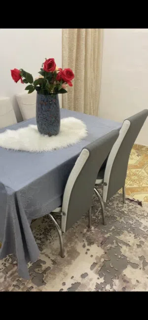 طاولة طعام ايكيا نضيفة للبيع