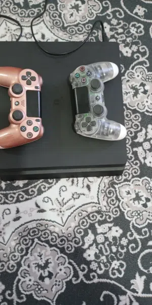 بلاستيشن 4 مع يدين بحاله جديده