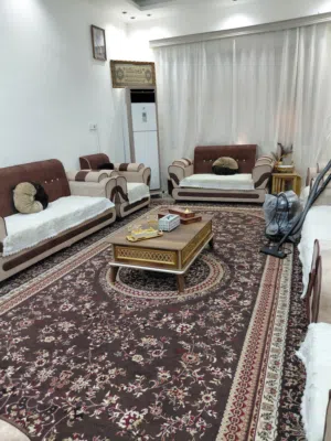 بيت طابق ونص  3 غرف وصحيات غربي،وشرقي،عدد 3 وديوانيه كبيره وصاله كبيره   ومطبخ وحديقه  مجمع جذع