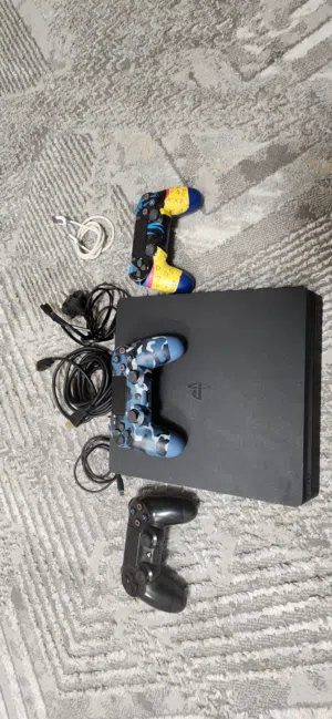 Ps4 for sale jailbreak 3 controllers  but the black controller L2 L1 is not working