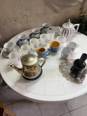 اواني وأدوات واجهزة ومستلزمات مطبخ متكاملة ومتنوعة تشمل صحون خزف وكاسات ماء وعصير وشاي وقهوة
