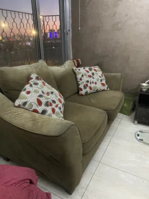 طقم كنب 7 مقاعد مع طاولتين