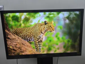 تُظهر الصورة ملصق الطراز الخاص بتلفزيون Sony Bravia KDL-40EX520، وهو تلفزيون LCD رقمي ملون بدقة Full