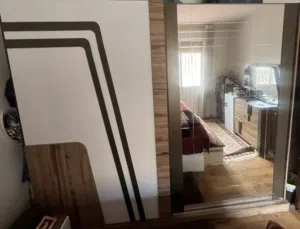 خزانة ملابس لون بني مدرج مع ابيض