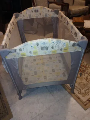 سرير اطفال فاخر شبه جديد استخدام اسبوع صناعة انجليزية من شركة mothercare العالمية في مجال الاطفال .