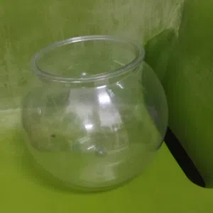 حوض سمك صغير بلاستيك وليس زجاج مع حجارة واصداف وكيس طعام للاسماك..