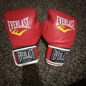 قفازات ملاكمة من العلامة التجارية Everlast