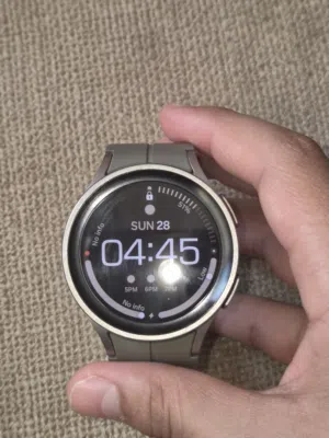 Samsung watch 5 pro (LTE) titanium كامل الأغراض بالعلبه الاصليه و الفاتوره و الشاحن