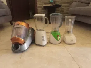 ثلاث خلاطات مع مكنسه كهربائيه