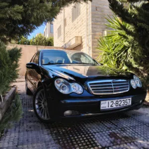 مرسيدس C200 بحال شركتها