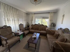 طقم كنب خشب زان للبيع مع سجادة و3 طاولات