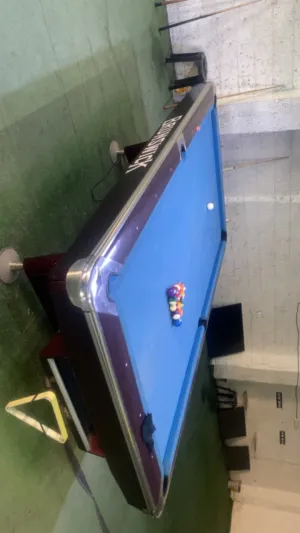 طاولة بلياردو امريكي شبه جديدة وطوايل وكراسي وثلاجة وشاشات بسعر حلو