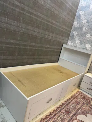 غرفه للبيع متكونه من 2 سرير خشب كومدي واحد وميز مرايه الغرفه تفصال نوع الخشب mdf
