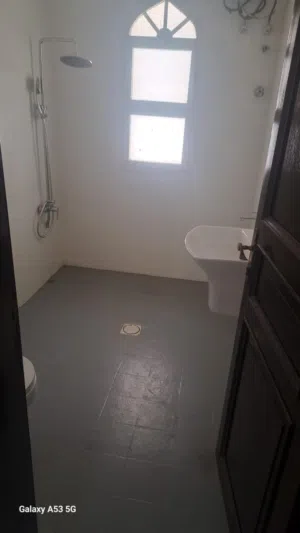 فيلا للإيجار السكني في موقع مميز بالعذيبة بجانب انزا هوم