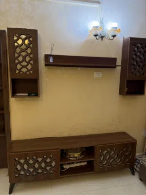 طاوله تلفيزيون مع برداتين كل بردايه قطعتين بحاله جديده السعر60