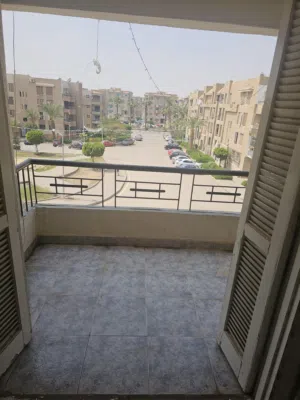 شقه للبيع من المالك موقع مميز الشباب المربع الذهبي