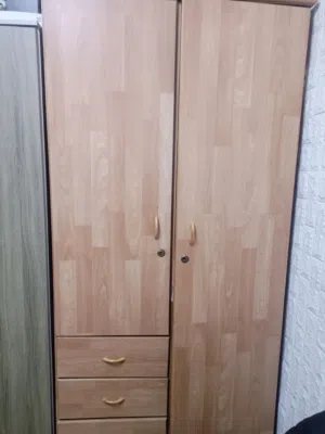 خزانة ملابس درفتين بحالة ممتازة جدا