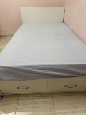 تخت مفرد و نص مع الفرشه للبيع بحاله ممتازه