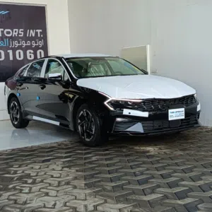كيا K5 2026 من أبرز سيارات السيدان متوسطة الحجم التي تجمع بين التصميم الرياضي والتقنيات المتطورة