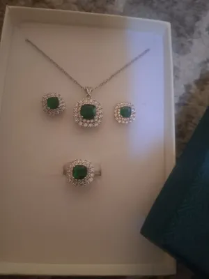 طقم فضة 925 محلى بفصوص زركون خضراء