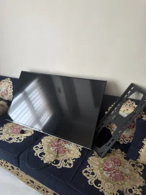 للبيع تلفزيون TCL حجم 55 بوصة نظيف جدا مع القاعدة