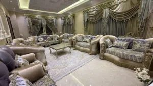 اثاث وستارة وطاولة
