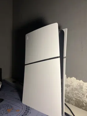(1TB)Ps5 بحالة الوكالة مع الكرتونة بسعر ( مع سماعه كلاود 3 اسود وبالكرتونه ) مغري. مع الكرتون