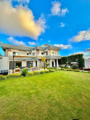5 Bedrooms . Semi Furnished . Daily4