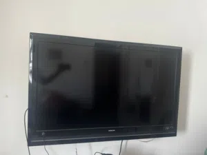 - تلفزيون Hitachi -(42 انش) - 40 ريال عماني تلفزيون panasonic -(50 انش) 50 ريال عماني
