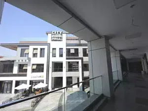 للبيع محل متأجر لبرند ب 35,000 الف شهريا