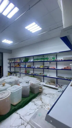 سكفالي وبانك (كاصة) وفترينة للبيع بس المكان/طرابلس (سوق الخميس امسيحل)