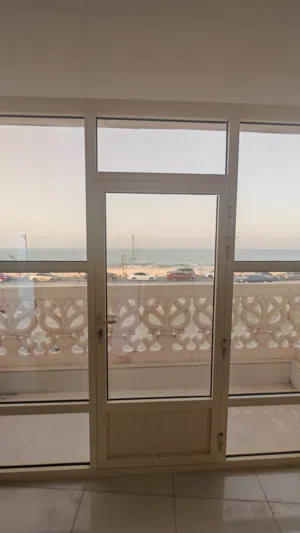 شقه كبيره على البحر مباشره