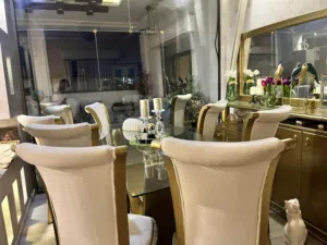 طاولة سفره تفصيل خشب بلوط وزجاج سكريت مقوى 8مقاعد بحاله ممتاز سبب البيع سفر تكلفة تفصيل 2300