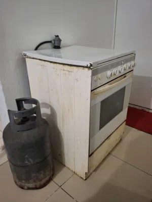 Good condition 4 Burner Gas stove  And Cylinder