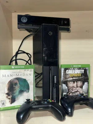 مع ايادي ثنتين و سيديات Xbox one 500gb