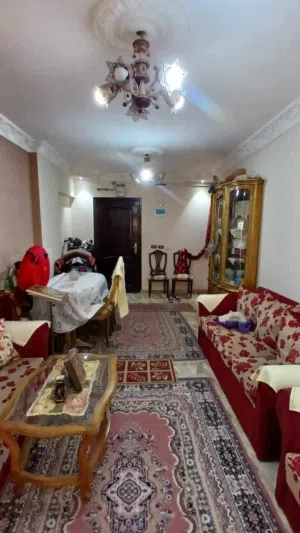 بسم الله الرحمن الرحيم شقة لي البيع مساحة 100متر 3اوضة وصلله وحمام ومطبخ الدور6 في عماره فيها اسانسي