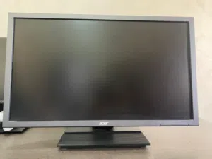 شاشه بي سي نوع acer نظيفه جدا وتقدر تخلي الشاشه بشكل طولي